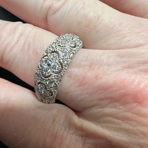 Gorgeous pave flower ring